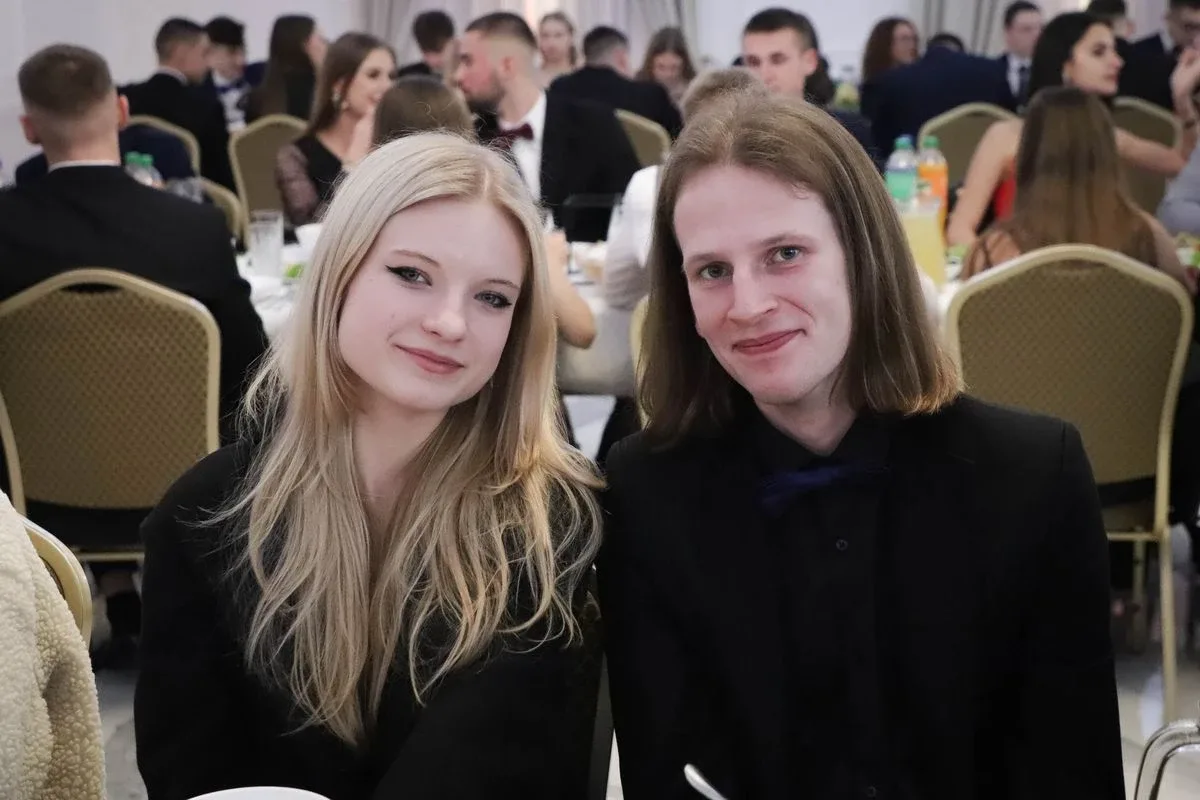 Maturzyści "Rubinka" bawią się na balu w Maciejowej Chacie (zdjęcia, wideo)