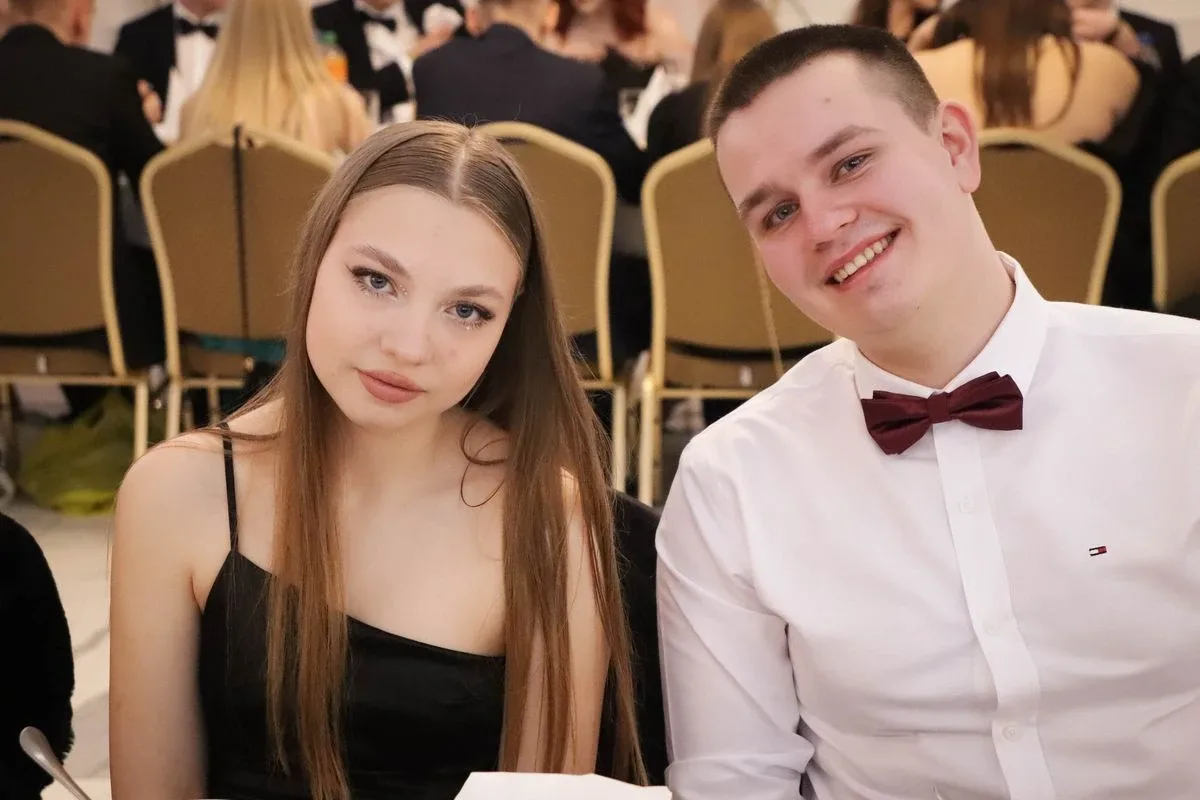 Maturzyści "Rubinka" bawią się na balu w Maciejowej Chacie (zdjęcia, wideo)