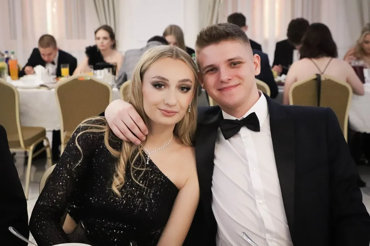 Maturzyści "Rubinka" bawią się na balu w Maciejowej Chacie (zdjęcia, wideo)