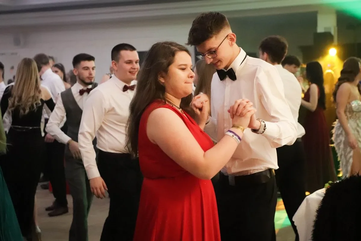 Maturzyści "Rubinka" bawią się na balu w Maciejowej Chacie (zdjęcia, wideo)