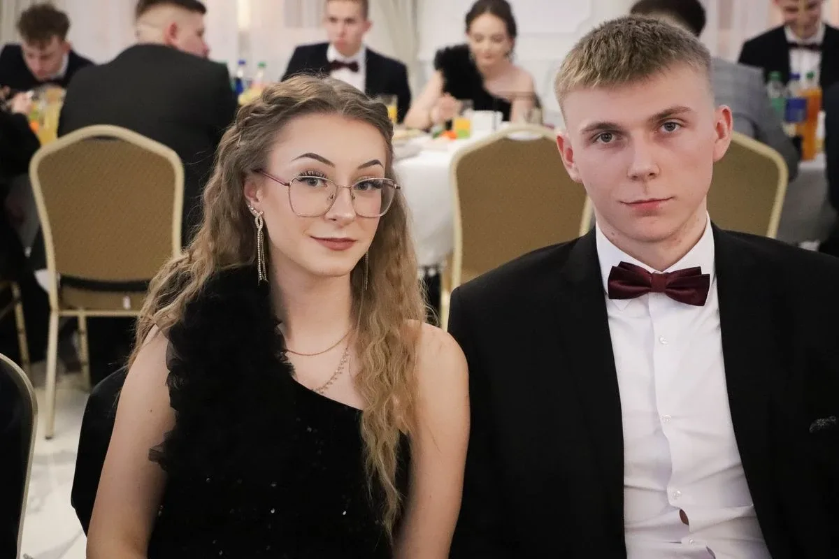 Maturzyści "Rubinka" bawią się na balu w Maciejowej Chacie (zdjęcia, wideo)
