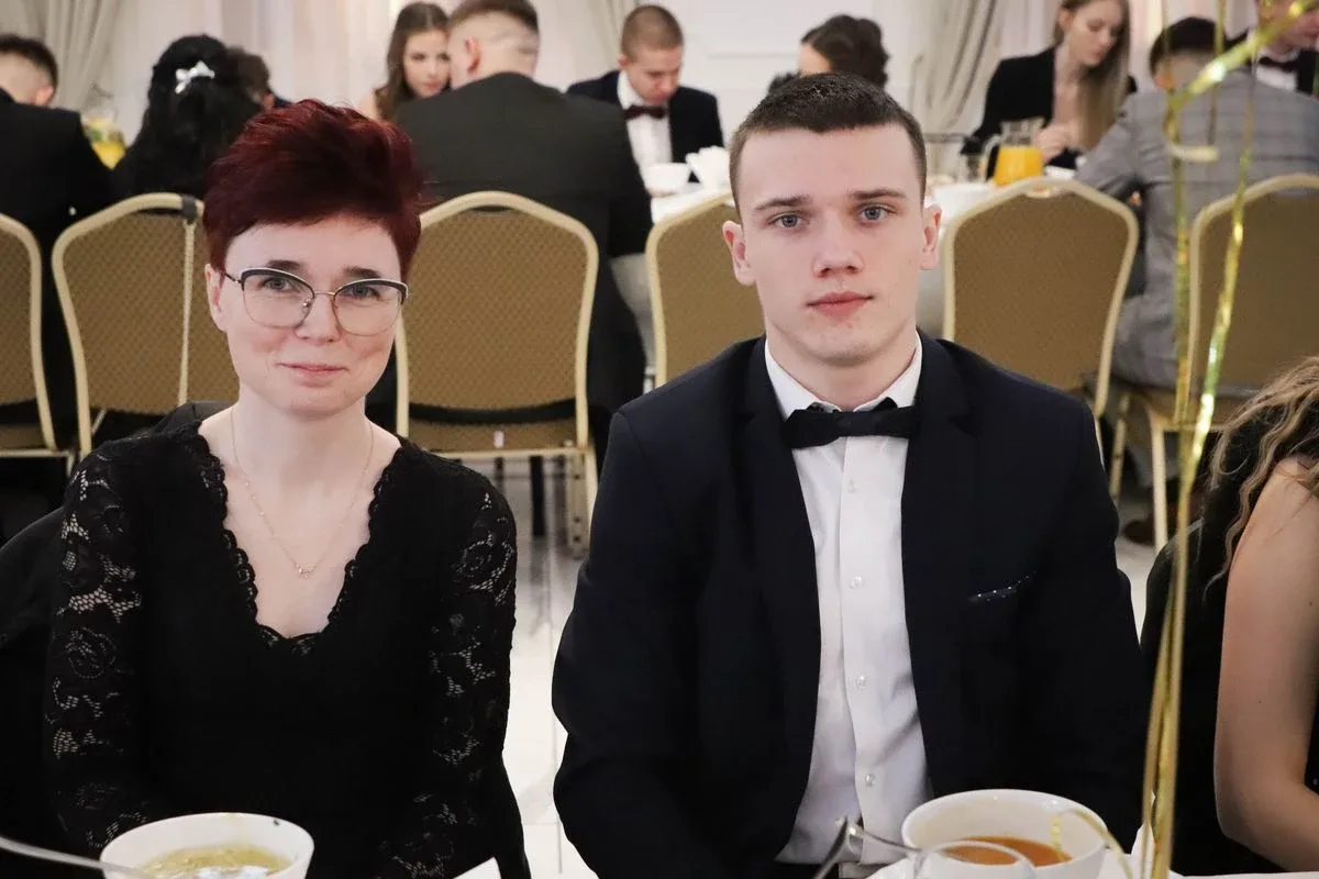 Maturzyści "Rubinka" bawią się na balu w Maciejowej Chacie (zdjęcia, wideo)