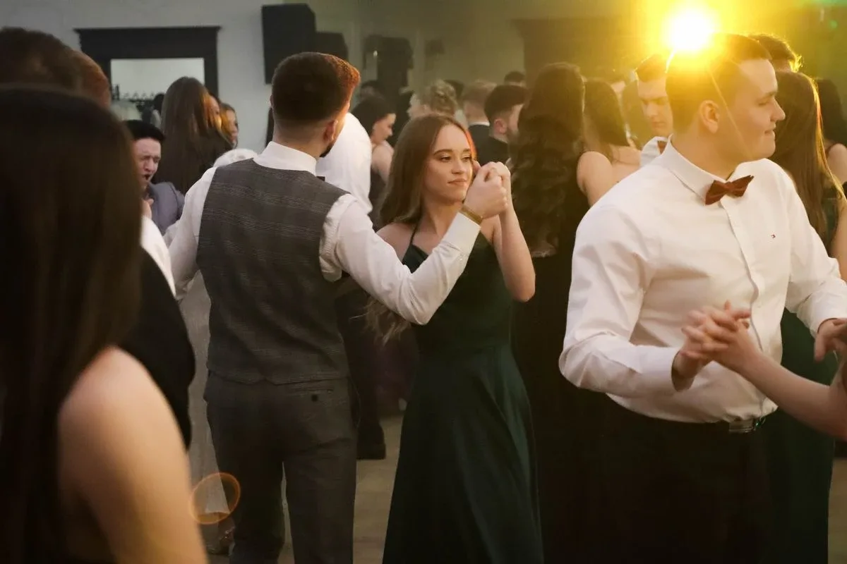 Maturzyści "Rubinka" bawią się na balu w Maciejowej Chacie (zdjęcia, wideo)