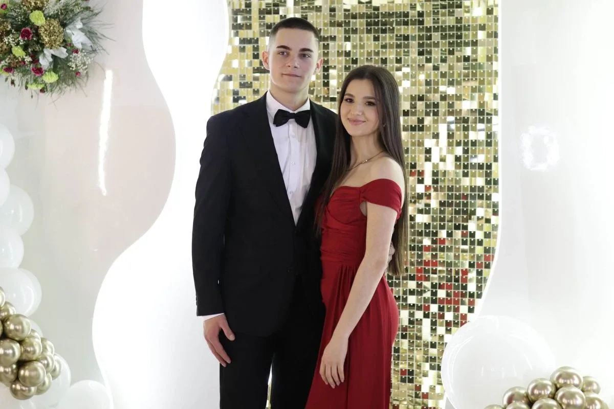 Uczniowie ZSCKR w Starym Lubiejewie świętują swoją niezapomnianą studniówkę (zdjęcia, wideo)