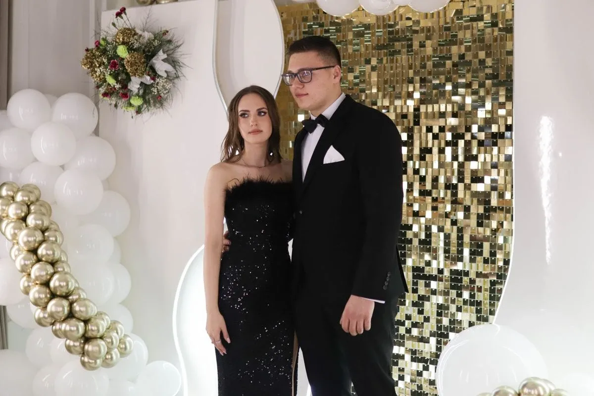 Uczniowie ZSCKR w Starym Lubiejewie świętują swoją niezapomnianą studniówkę (zdjęcia, wideo)