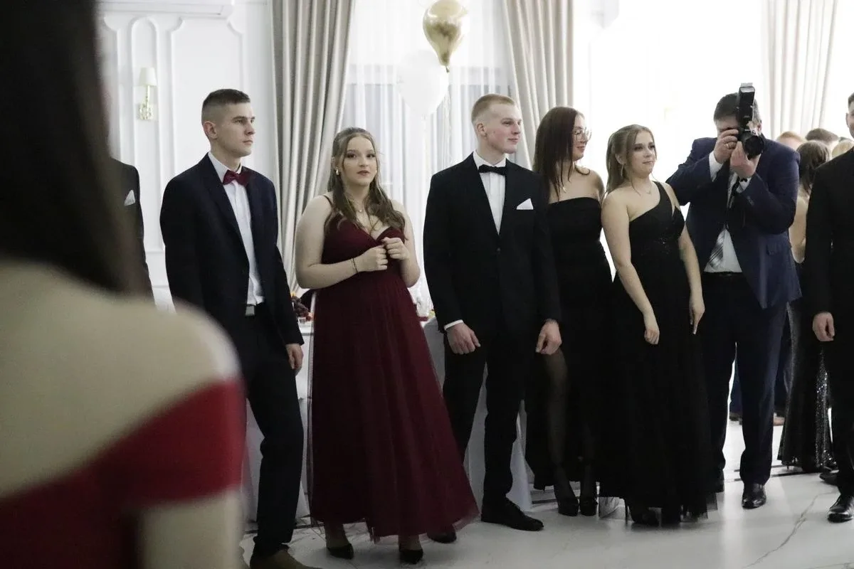 Uczniowie ZSCKR w Starym Lubiejewie świętują swoją niezapomnianą studniówkę (zdjęcia, wideo)