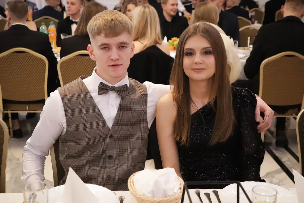 Maturzyści "Rubinka" bawią się na balu w Maciejowej Chacie (zdjęcia, wideo)