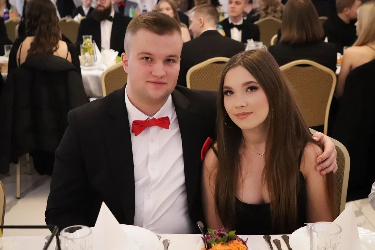 Maturzyści "Rubinka" bawią się na balu w Maciejowej Chacie (zdjęcia, wideo)