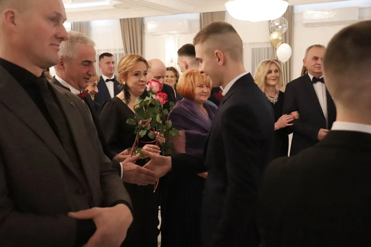 Uczniowie ZSCKR w Starym Lubiejewie świętują swoją niezapomnianą studniówkę (zdjęcia, wideo)