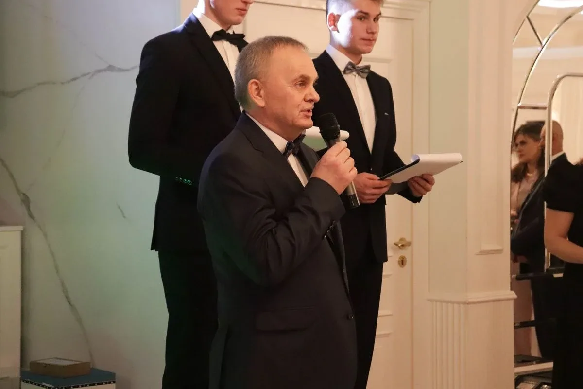 Uczniowie ZSCKR w Starym Lubiejewie świętują swoją niezapomnianą studniówkę (zdjęcia, wideo)