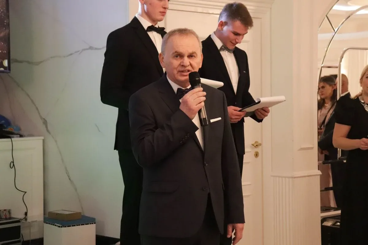 Uczniowie ZSCKR w Starym Lubiejewie świętują swoją niezapomnianą studniówkę (zdjęcia, wideo)