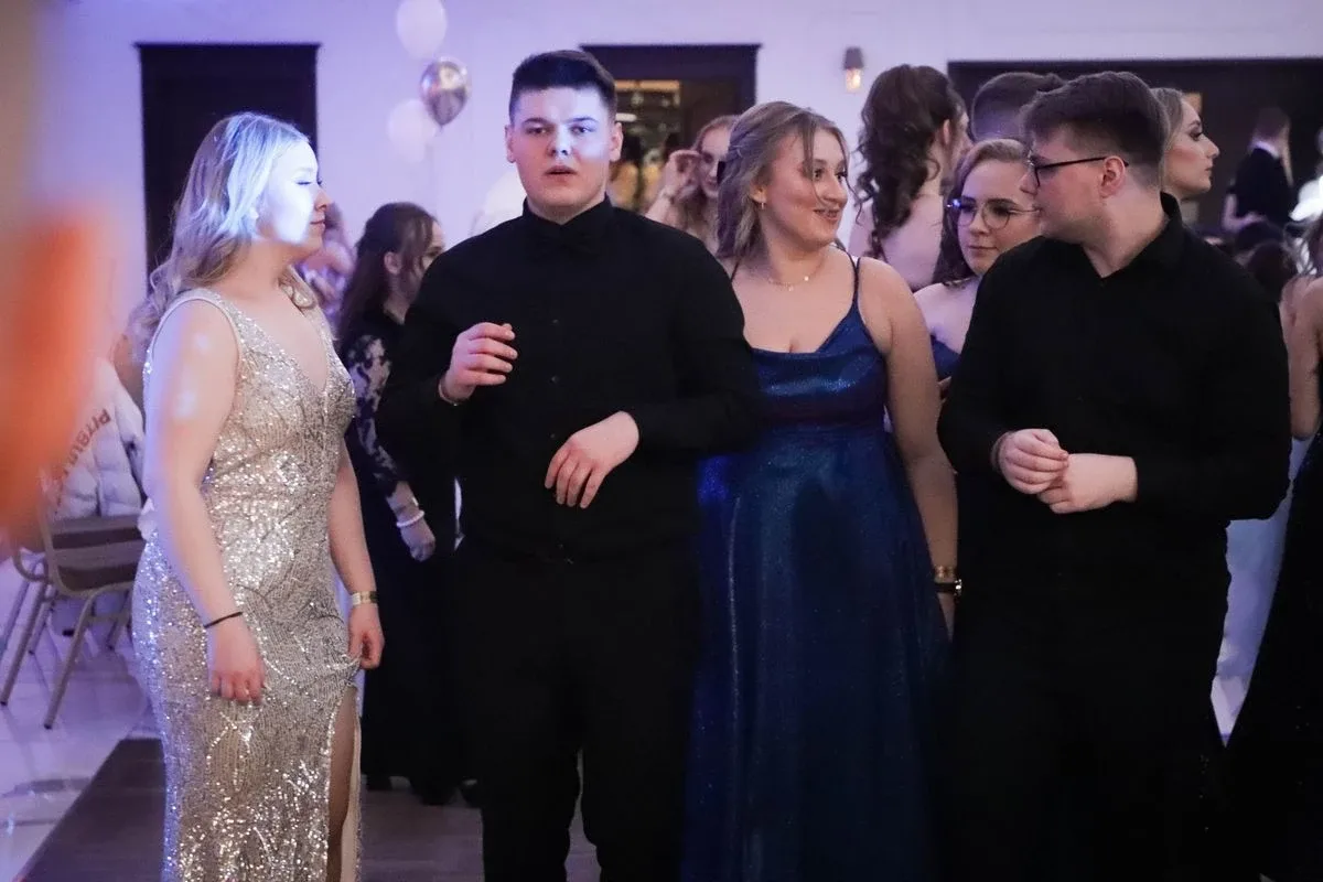 Maturzyści "Rubinka" bawią się na balu w Maciejowej Chacie (zdjęcia, wideo)