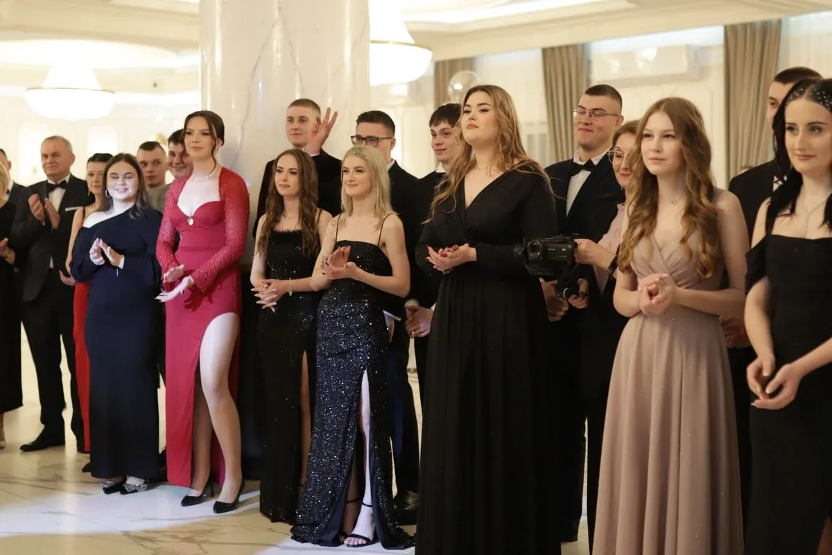 Uczniowie ZSCKR w Starym Lubiejewie świętują swoją niezapomnianą studniówkę (zdjęcia, wideo)