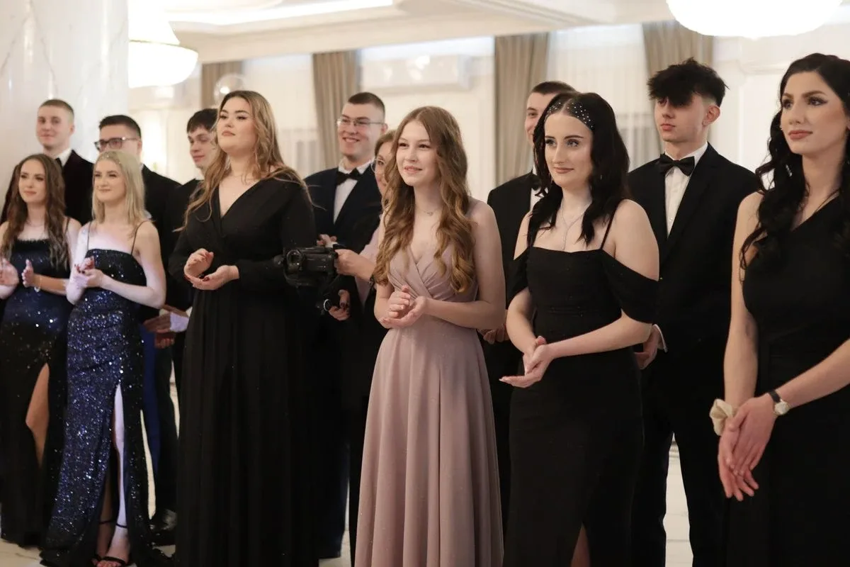 Uczniowie ZSCKR w Starym Lubiejewie świętują swoją niezapomnianą studniówkę (zdjęcia, wideo)