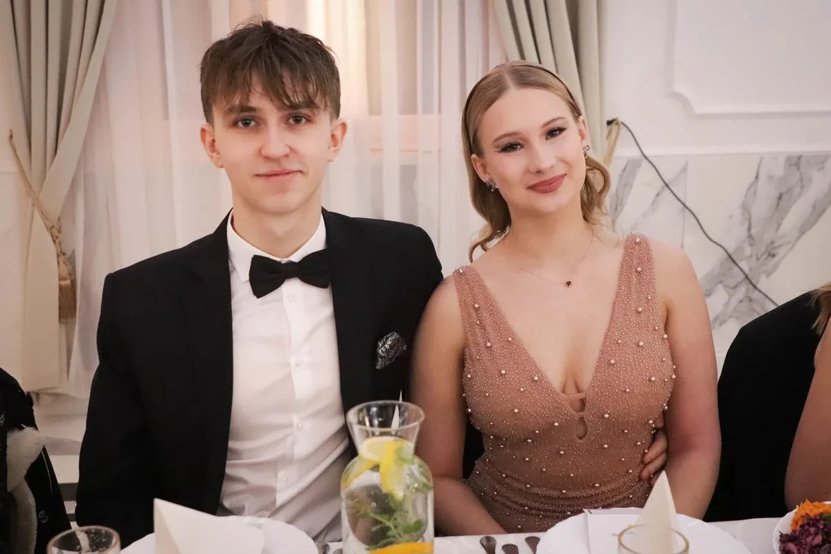 Maturzyści "Rubinka" bawią się na balu w Maciejowej Chacie (zdjęcia, wideo)