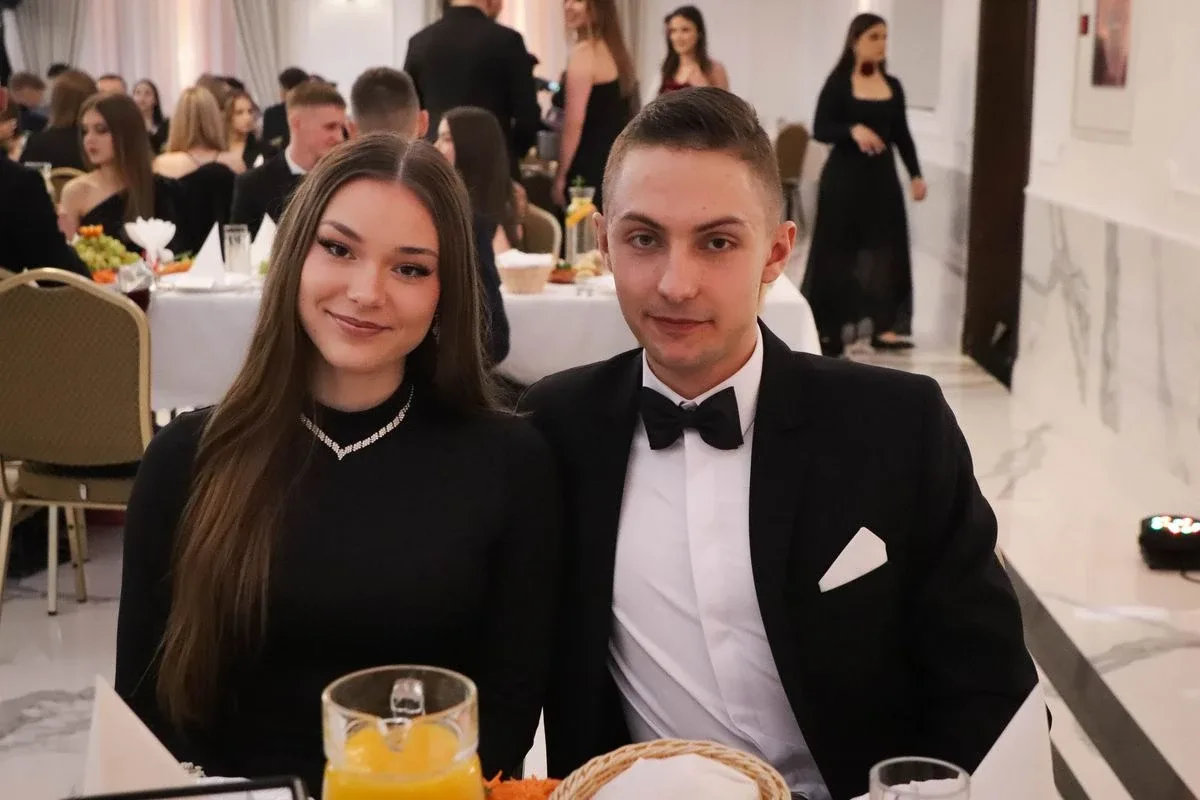 Maturzyści "Rubinka" bawią się na balu w Maciejowej Chacie (zdjęcia, wideo)