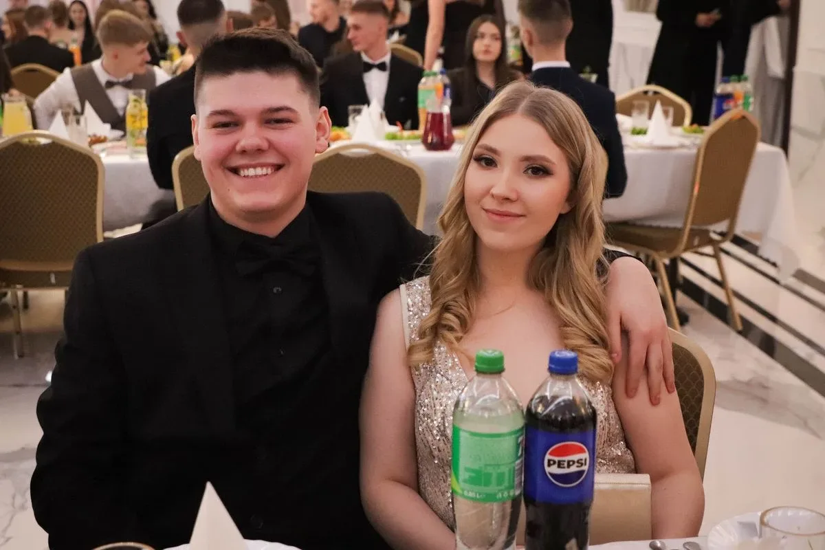 Maturzyści "Rubinka" bawią się na balu w Maciejowej Chacie (zdjęcia, wideo)