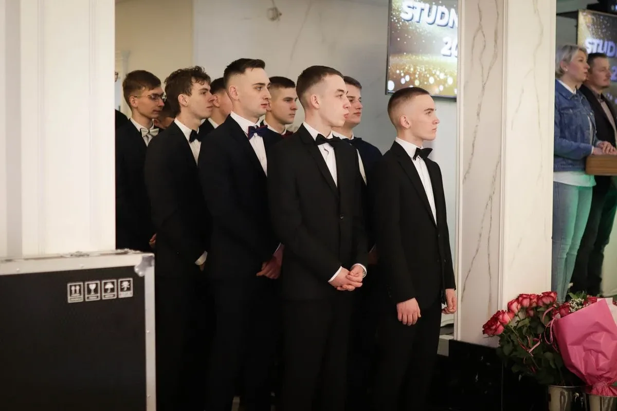 Uczniowie ZSCKR w Starym Lubiejewie świętują swoją niezapomnianą studniówkę (zdjęcia, wideo)