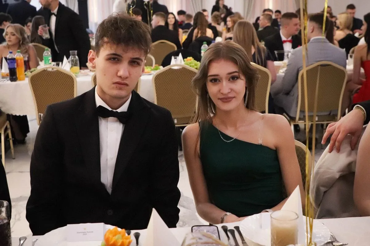 Maturzyści "Rubinka" bawią się na balu w Maciejowej Chacie (zdjęcia, wideo)