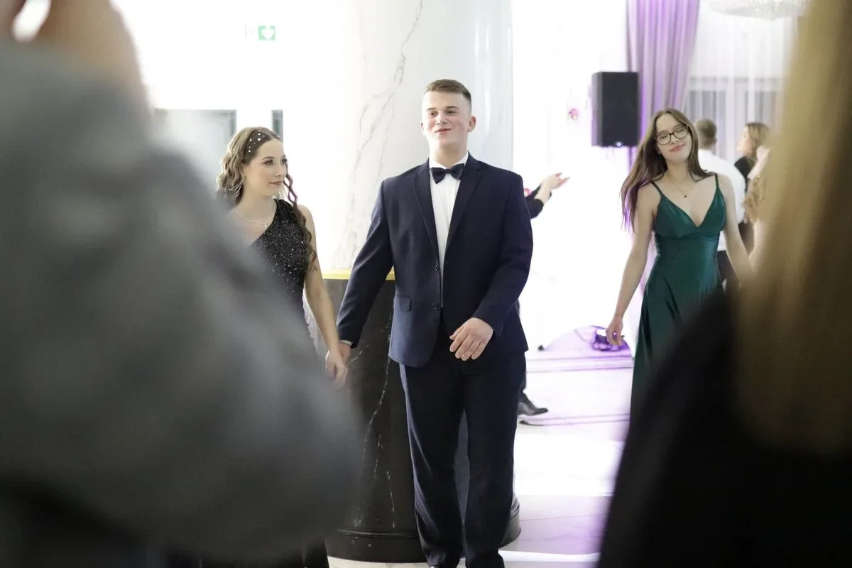 Uczniowie ZSCKR w Starym Lubiejewie świętują swoją niezapomnianą studniówkę (zdjęcia, wideo)