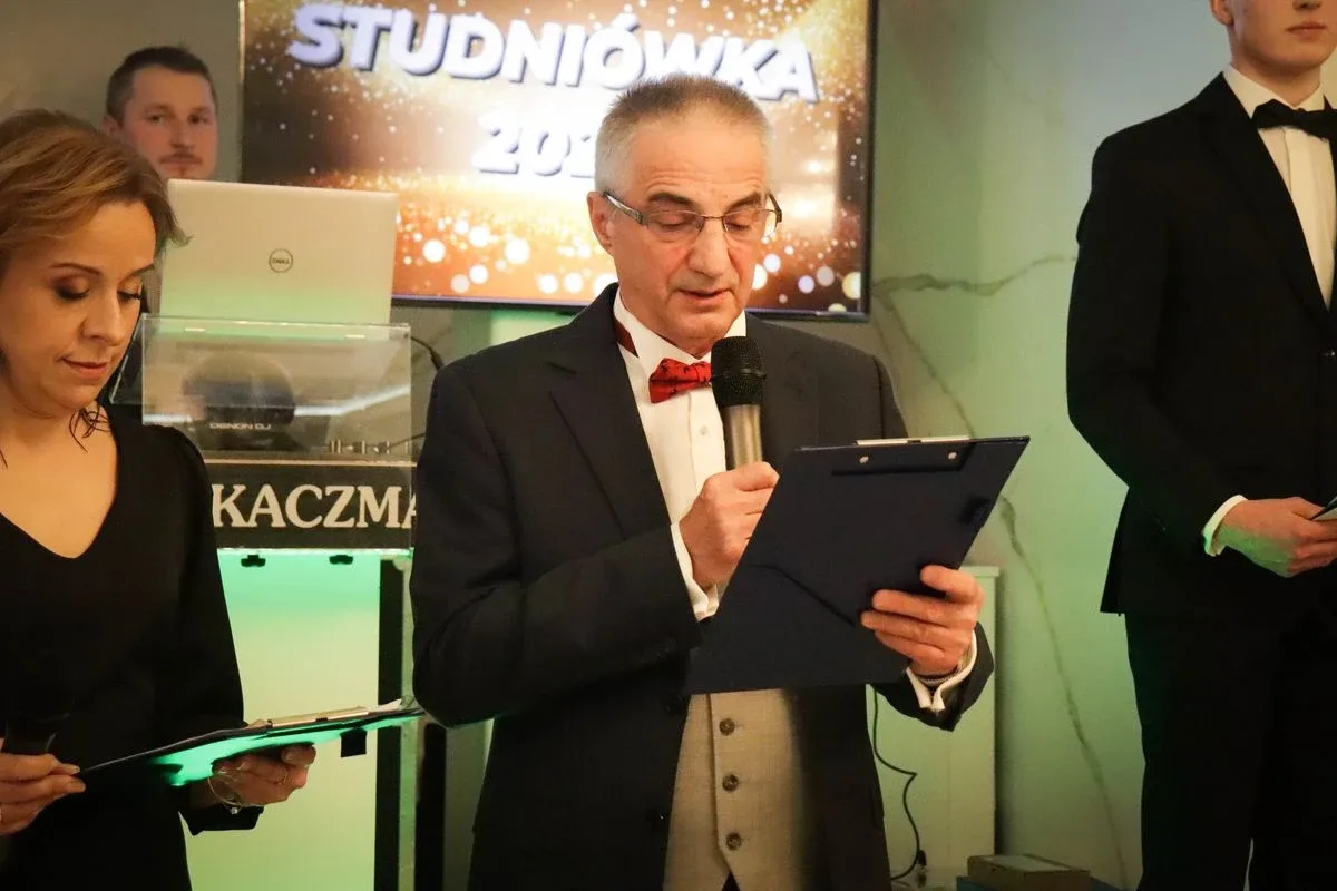 Uczniowie ZSCKR w Starym Lubiejewie świętują swoją niezapomnianą studniówkę (zdjęcia, wideo)
