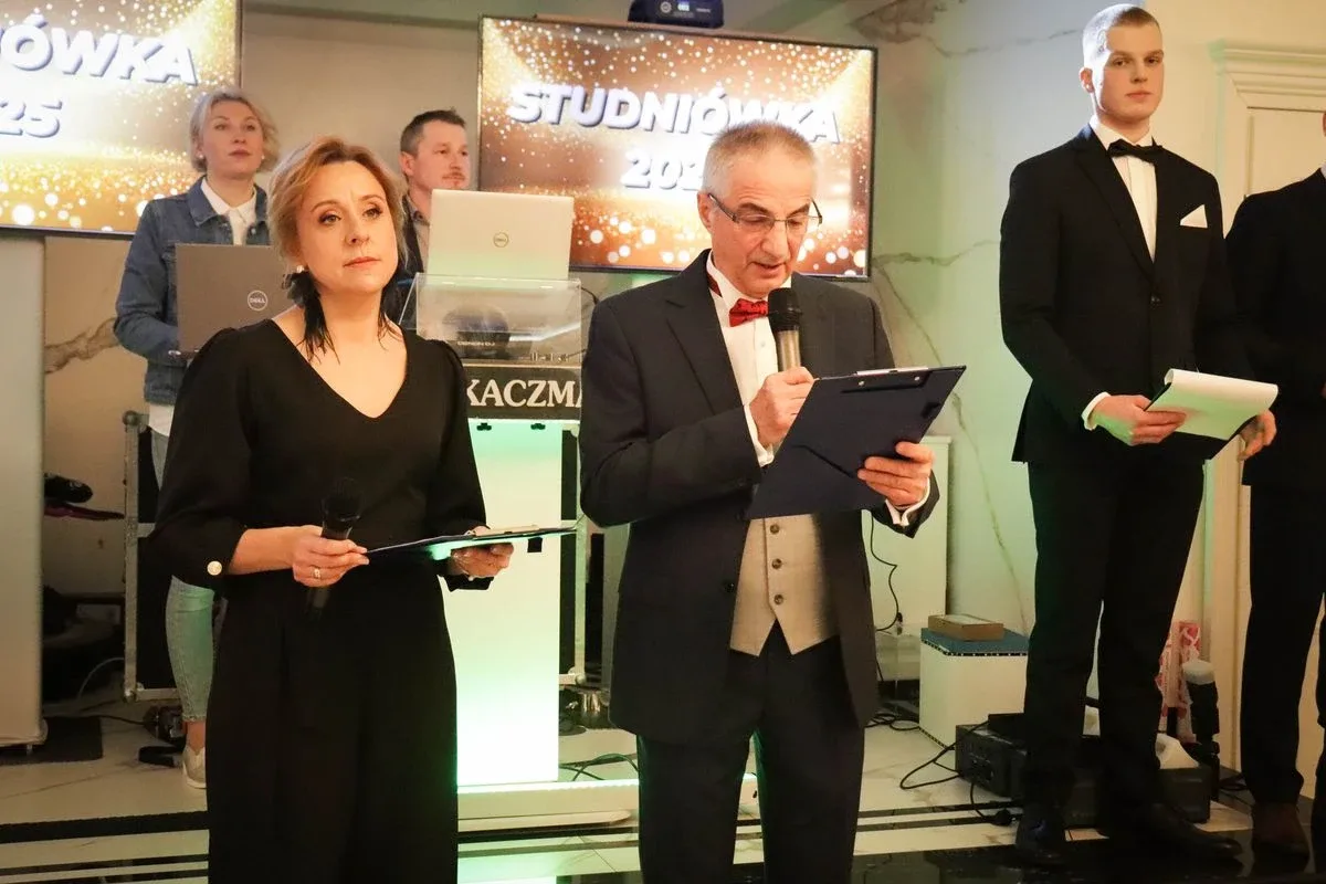 Uczniowie ZSCKR w Starym Lubiejewie świętują swoją niezapomnianą studniówkę (zdjęcia, wideo)