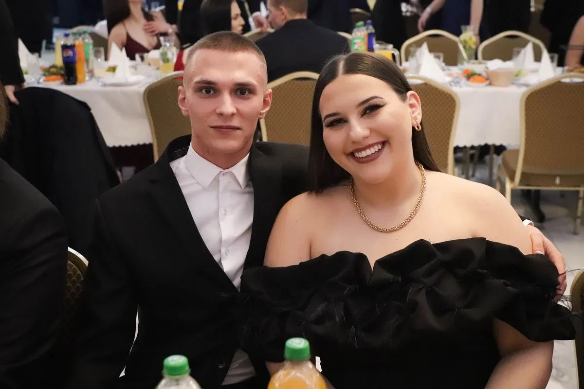 Maturzyści "Rubinka" bawią się na balu w Maciejowej Chacie (zdjęcia, wideo)