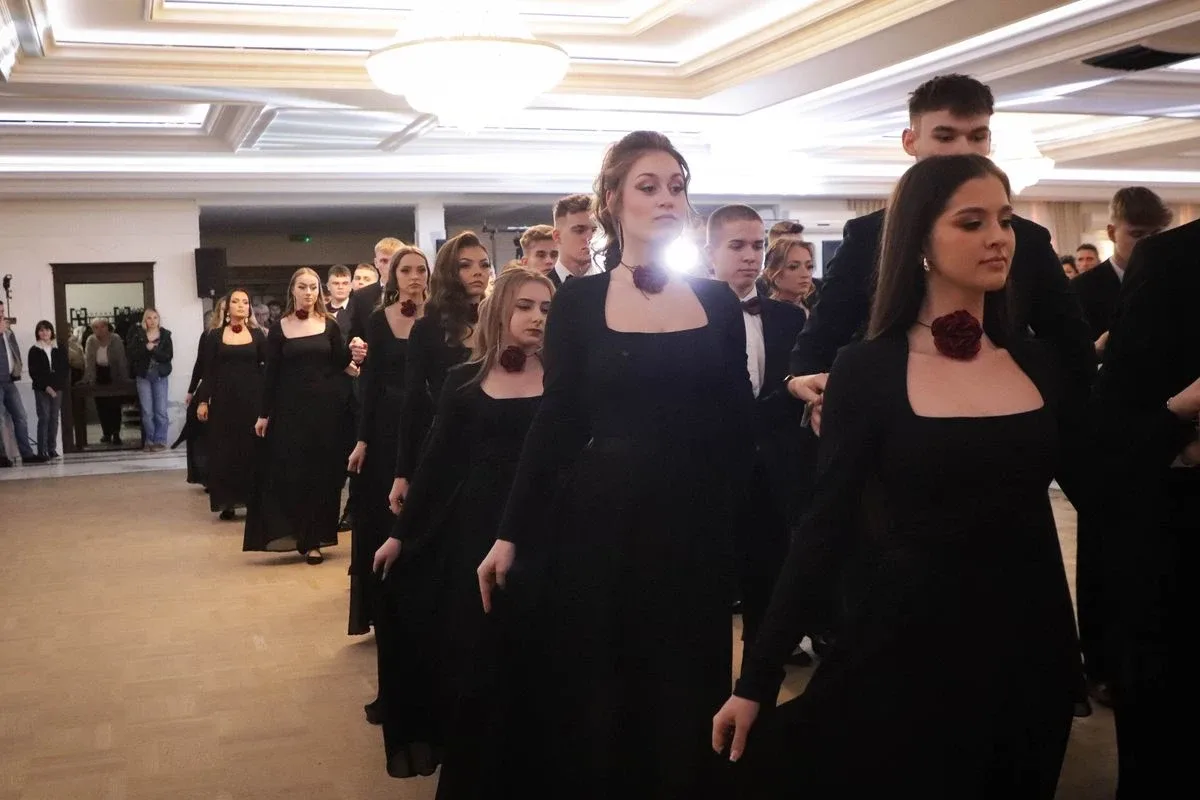 Maturzyści "Rubinka" bawią się na balu w Maciejowej Chacie (zdjęcia, wideo)
