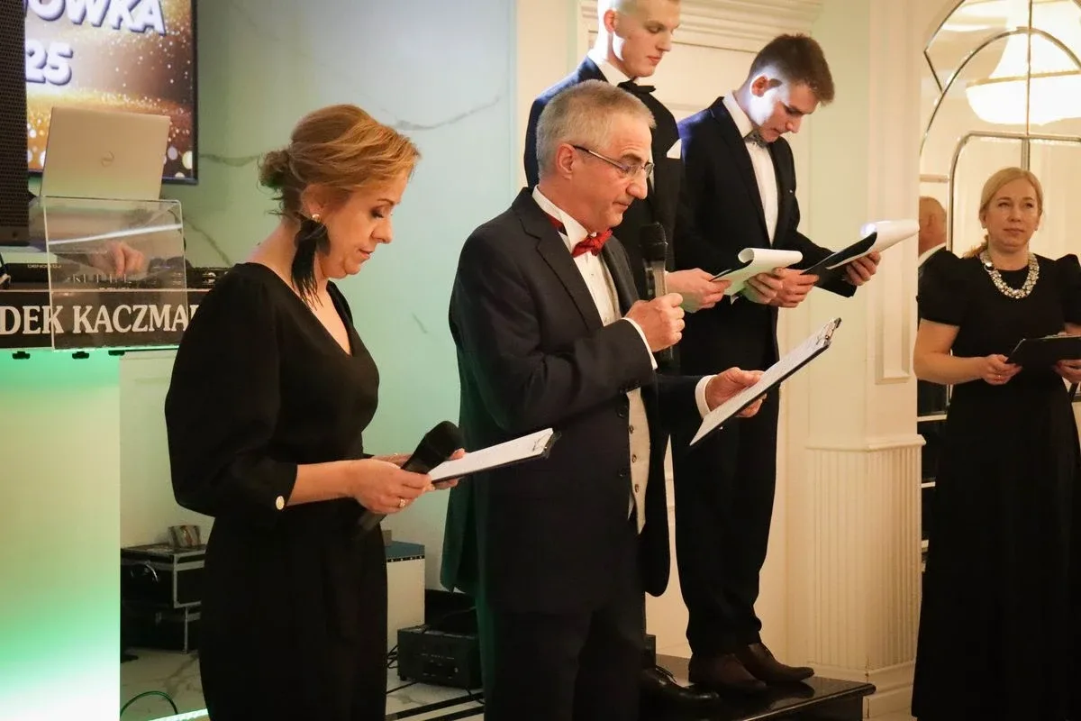 Uczniowie ZSCKR w Starym Lubiejewie świętują swoją niezapomnianą studniówkę (zdjęcia, wideo)