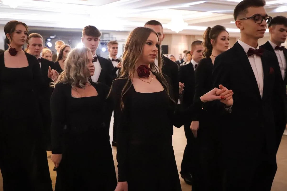 Maturzyści "Rubinka" bawią się na balu w Maciejowej Chacie (zdjęcia, wideo)
