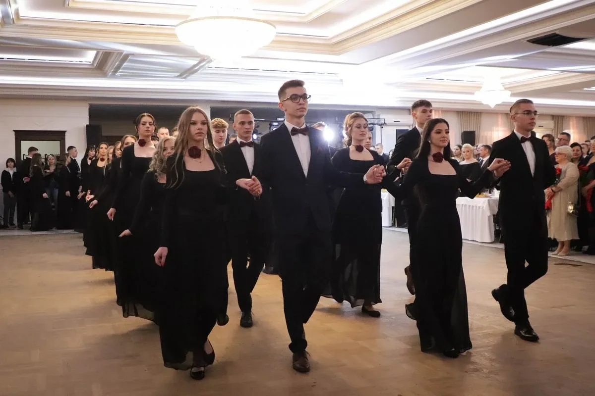 Maturzyści "Rubinka" bawią się na balu w Maciejowej Chacie (zdjęcia, wideo)