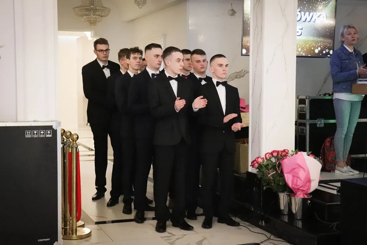 Uczniowie ZSCKR w Starym Lubiejewie świętują swoją niezapomnianą studniówkę (zdjęcia, wideo)