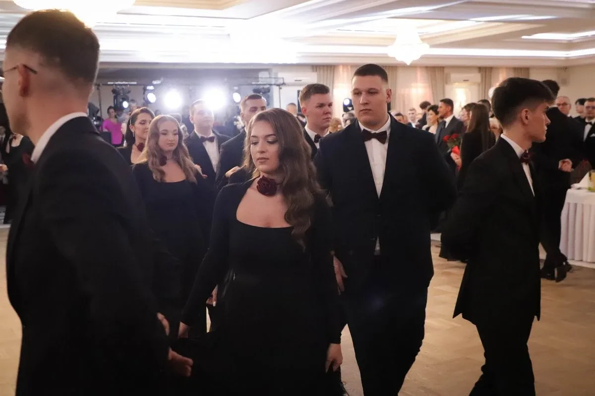 Maturzyści "Rubinka" bawią się na balu w Maciejowej Chacie (zdjęcia, wideo)