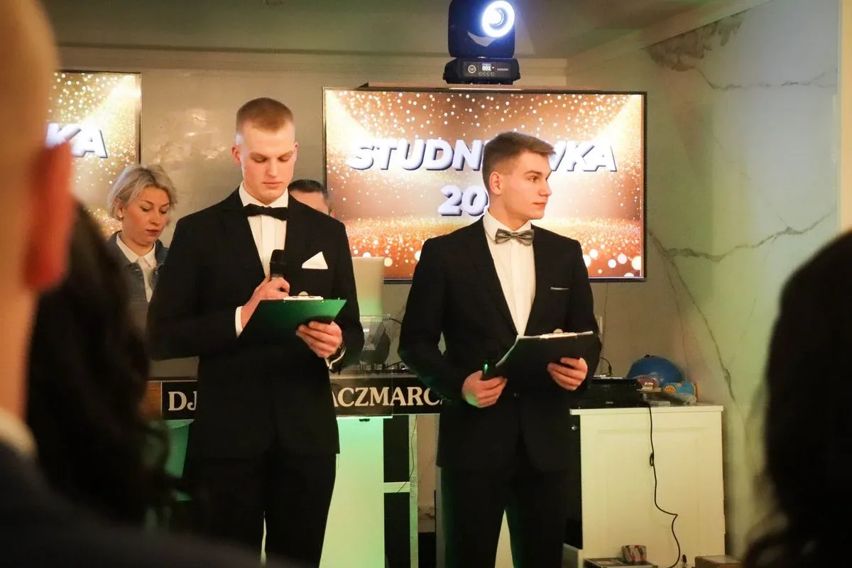 Uczniowie ZSCKR w Starym Lubiejewie świętują swoją niezapomnianą studniówkę (zdjęcia, wideo)