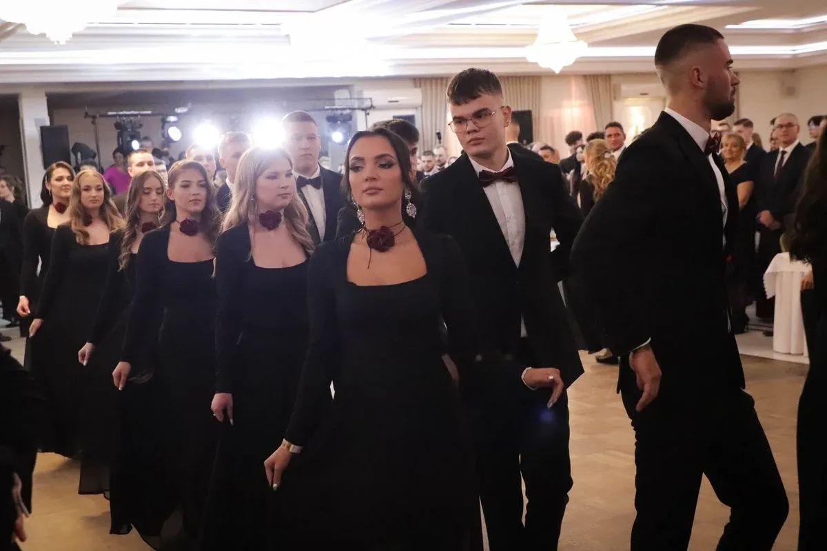 Maturzyści "Rubinka" bawią się na balu w Maciejowej Chacie (zdjęcia, wideo)