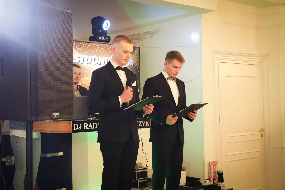 Uczniowie ZSCKR w Starym Lubiejewie świętują swoją niezapomnianą studniówkę (zdjęcia, wideo)
