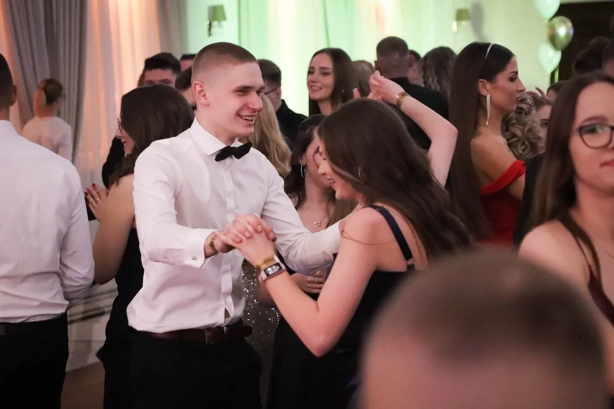 Maturzyści "Rubinka" bawią się na balu w Maciejowej Chacie (zdjęcia, wideo)