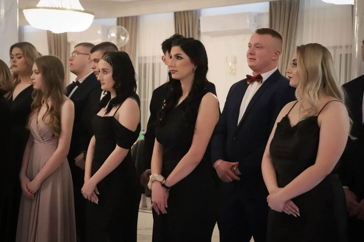 Uczniowie ZSCKR w Starym Lubiejewie świętują swoją niezapomnianą studniówkę (zdjęcia, wideo)