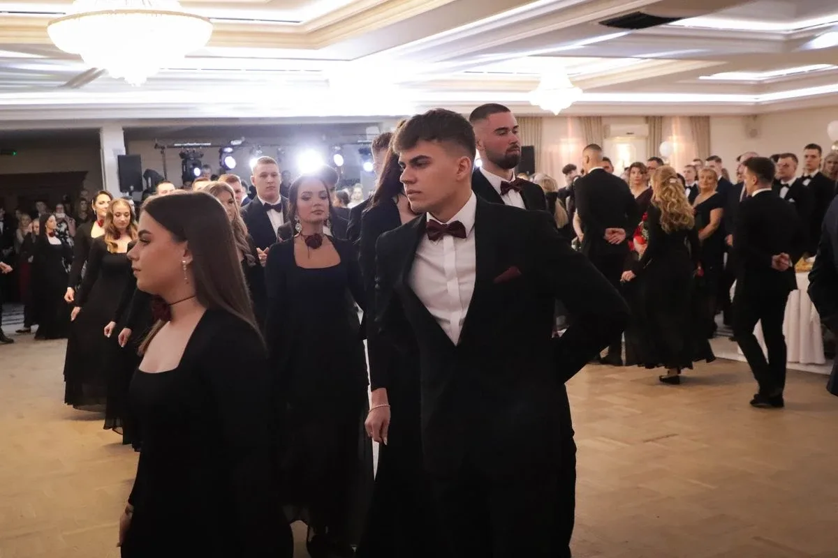 Maturzyści "Rubinka" bawią się na balu w Maciejowej Chacie (zdjęcia, wideo)
