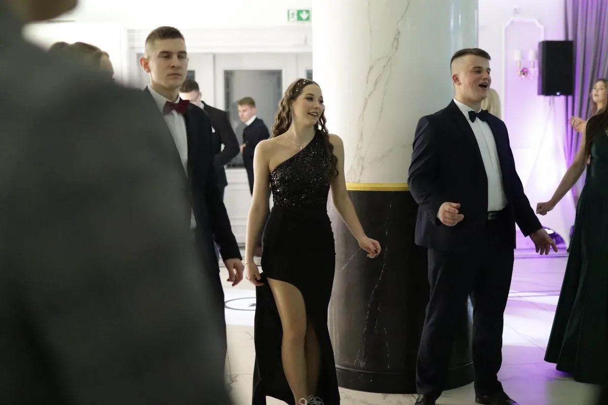 Uczniowie ZSCKR w Starym Lubiejewie świętują swoją niezapomnianą studniówkę (zdjęcia, wideo)