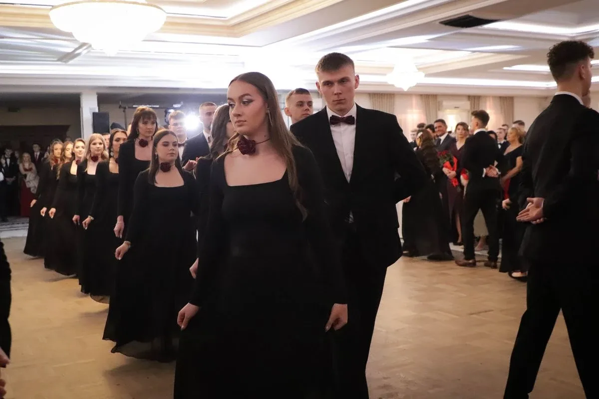 Maturzyści "Rubinka" bawią się na balu w Maciejowej Chacie (zdjęcia, wideo)