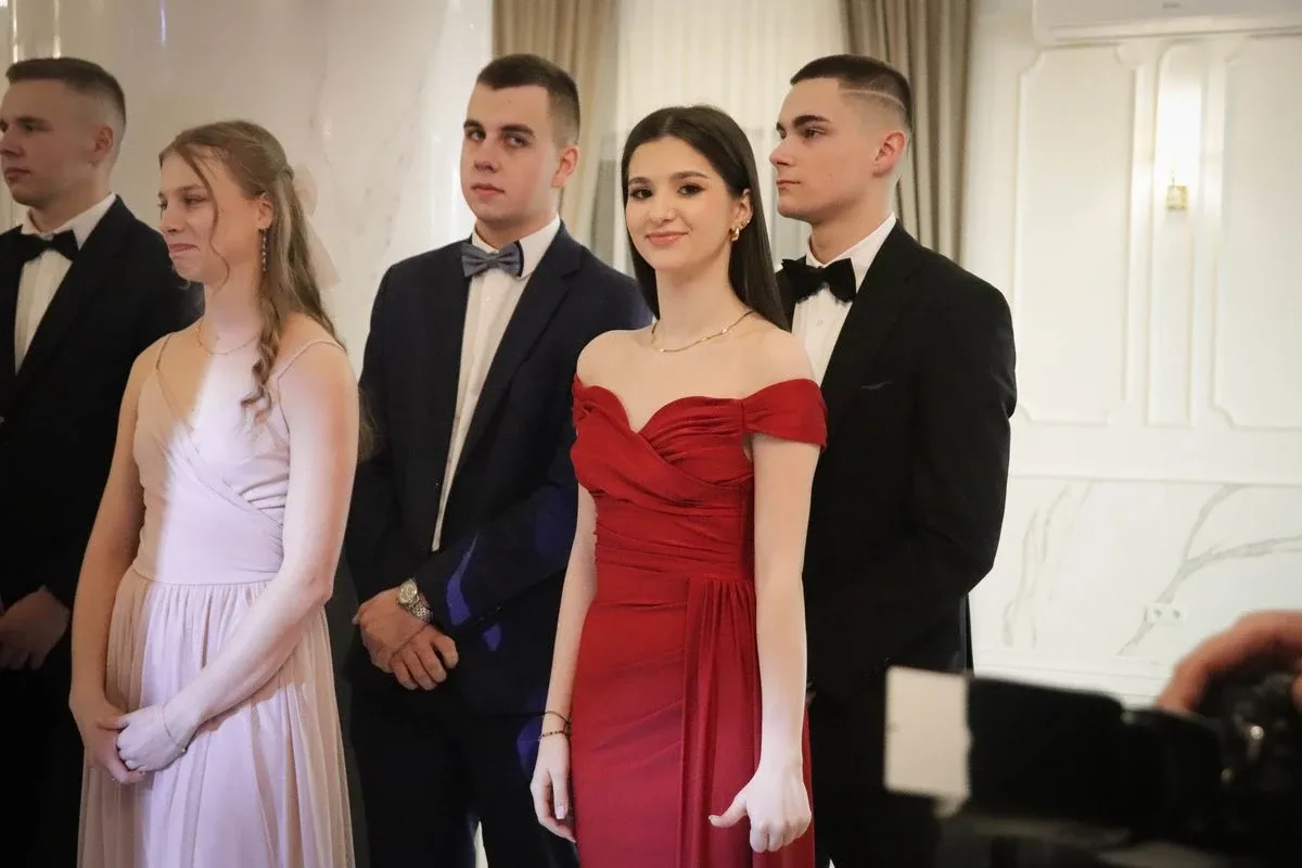 Uczniowie ZSCKR w Starym Lubiejewie świętują swoją niezapomnianą studniówkę (zdjęcia, wideo)