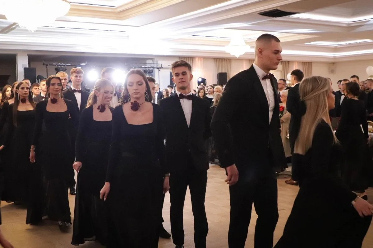 Maturzyści "Rubinka" bawią się na balu w Maciejowej Chacie (zdjęcia, wideo)