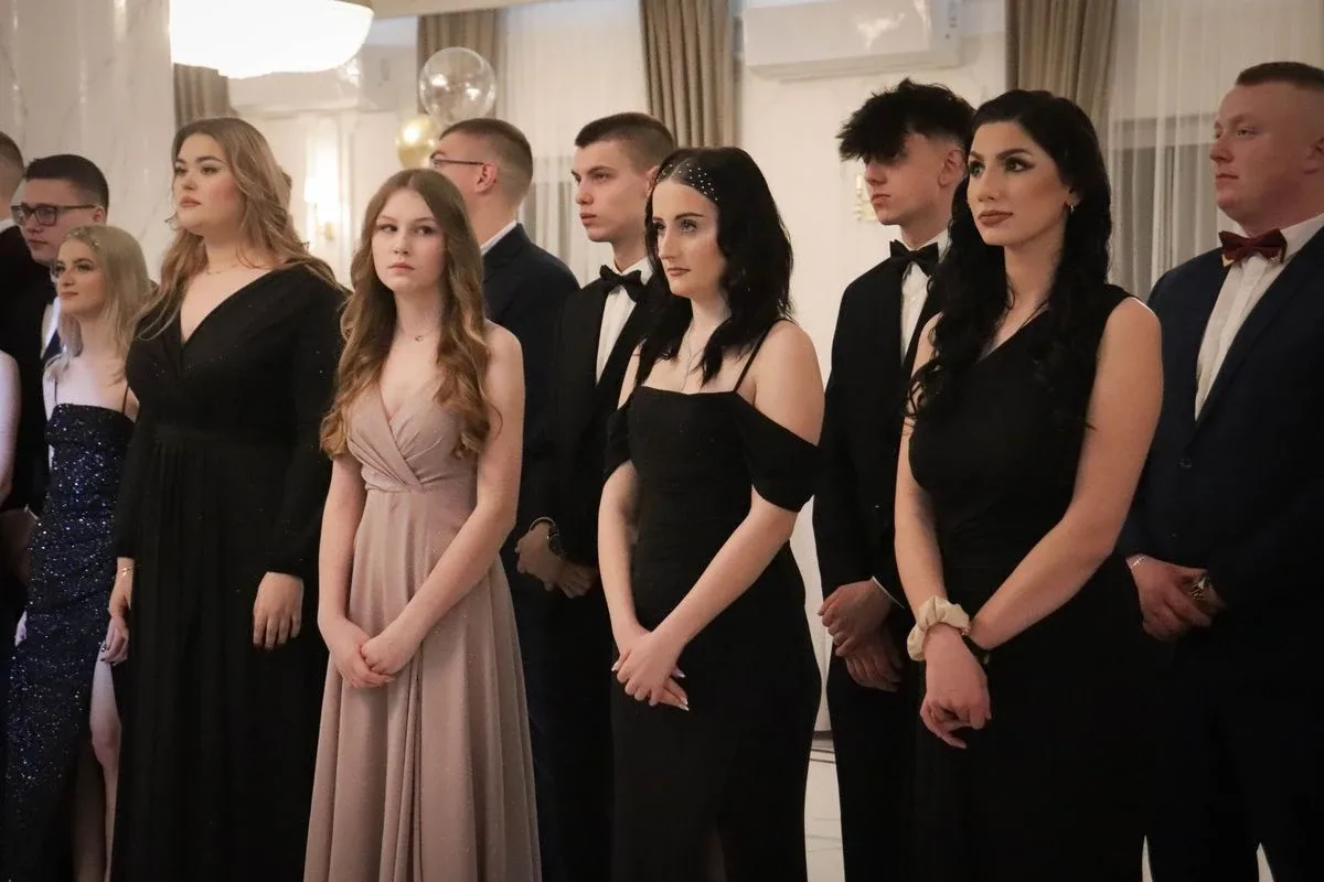 Uczniowie ZSCKR w Starym Lubiejewie świętują swoją niezapomnianą studniówkę (zdjęcia, wideo)