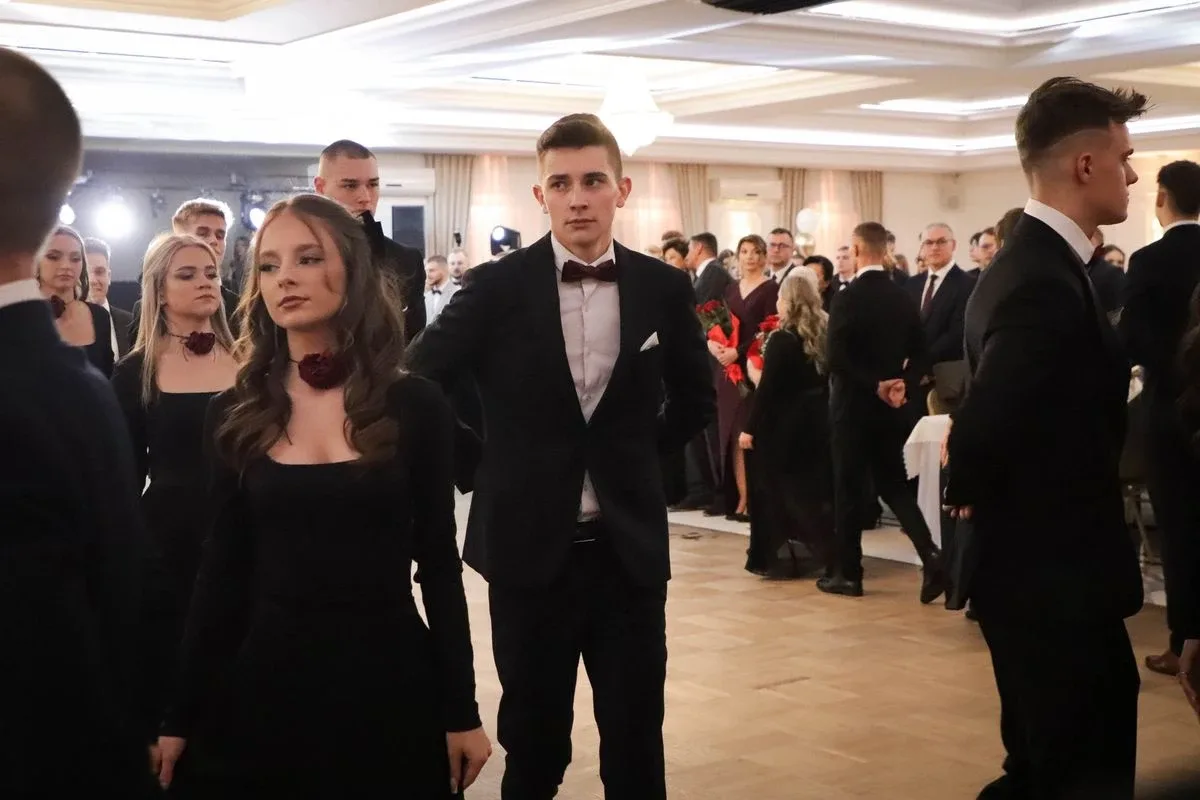 Maturzyści "Rubinka" bawią się na balu w Maciejowej Chacie (zdjęcia, wideo)
