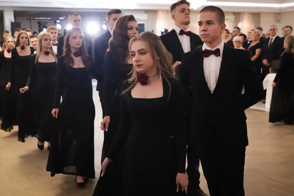 Maturzyści "Rubinka" bawią się na balu w Maciejowej Chacie (zdjęcia, wideo)