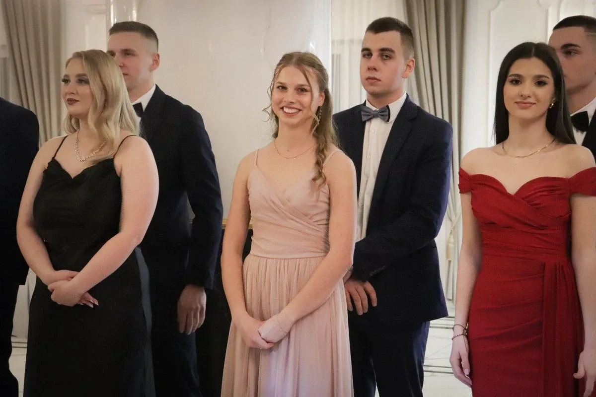 Uczniowie ZSCKR w Starym Lubiejewie świętują swoją niezapomnianą studniówkę (zdjęcia, wideo)