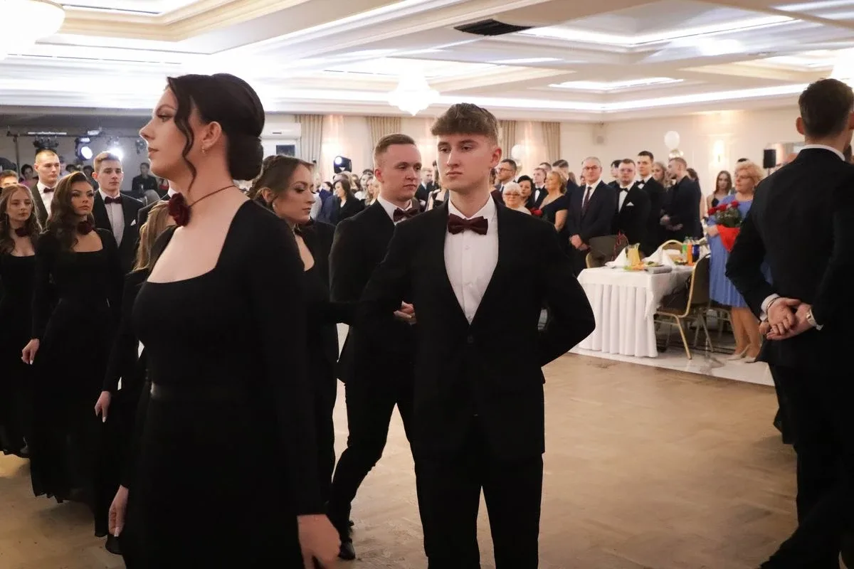 Maturzyści "Rubinka" bawią się na balu w Maciejowej Chacie (zdjęcia, wideo)