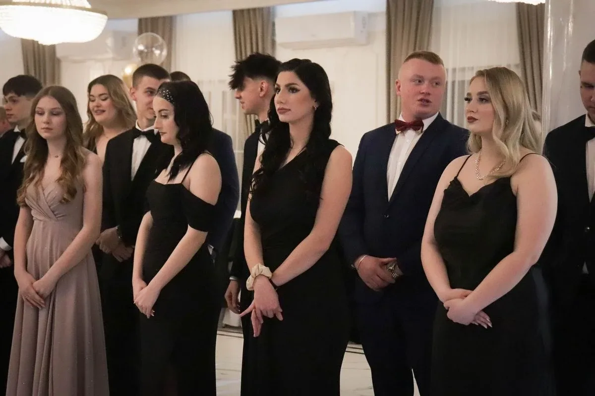 Uczniowie ZSCKR w Starym Lubiejewie świętują swoją niezapomnianą studniówkę (zdjęcia, wideo)