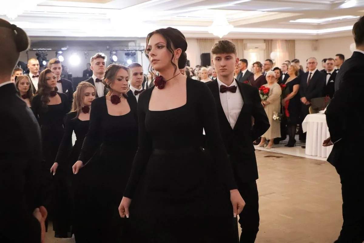 Maturzyści "Rubinka" bawią się na balu w Maciejowej Chacie (zdjęcia, wideo)